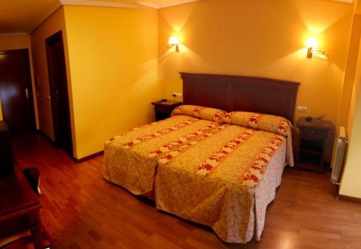 Hostal Torres San Leonardo de Yagüe Room photo