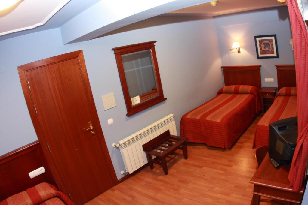 Hostal Torres San Leonardo de Yagüe Room photo