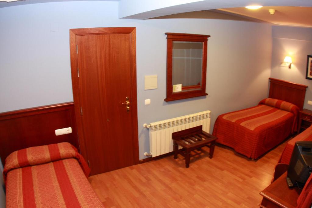 Hostal Torres San Leonardo de Yagüe Room photo